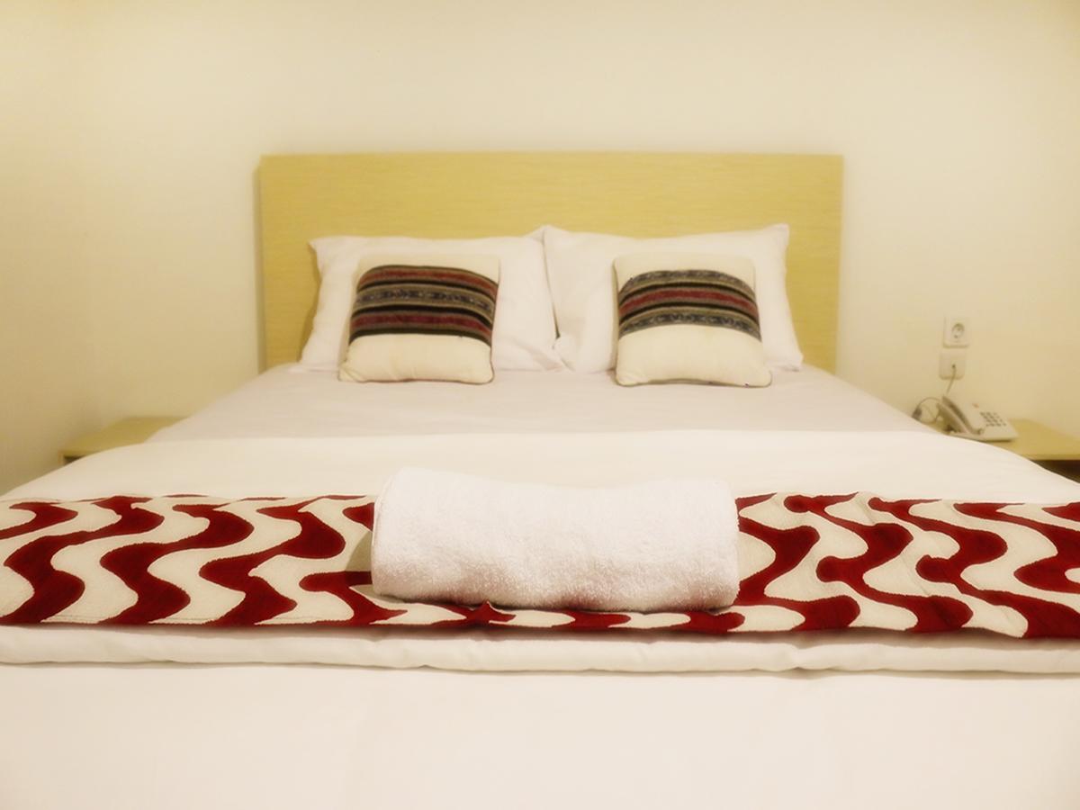 Leos Hotel Tomohon Exterior photo